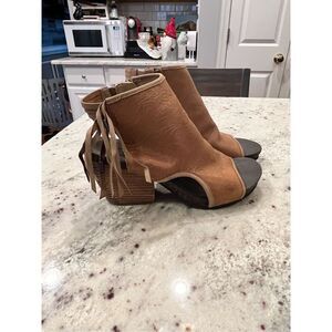 OTBT Free Spirit Light Brown Tooled Leather Open Toe Bootie sz 8-1/2 NWOB